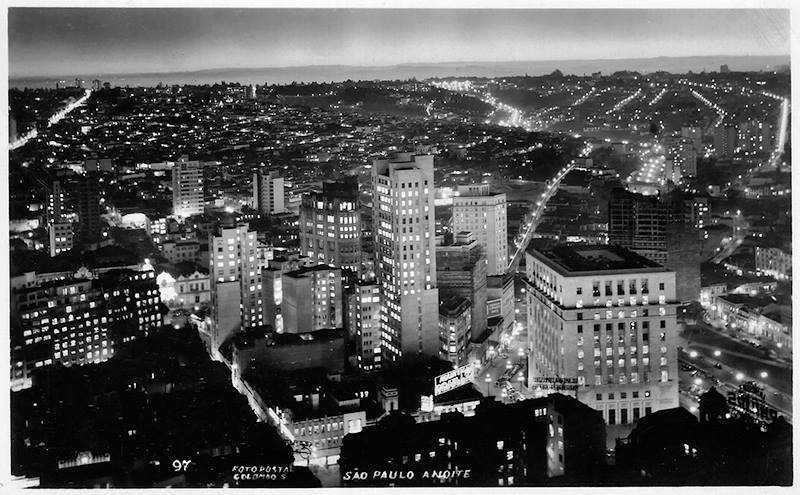 Vista noturna da região central de São Paulo no início dos anos 50.jpg