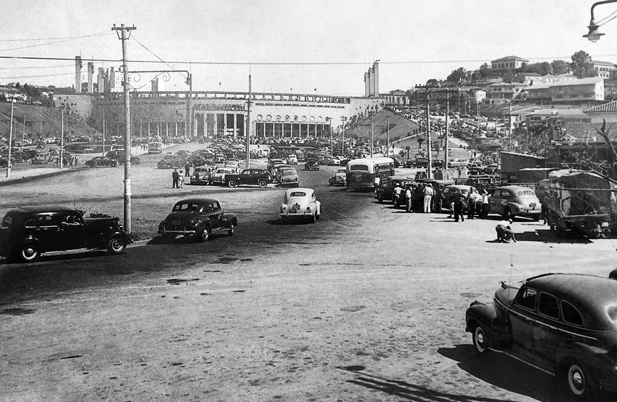 Estádio do Pacaembu em dia de jogo no ano de 1950.jpg